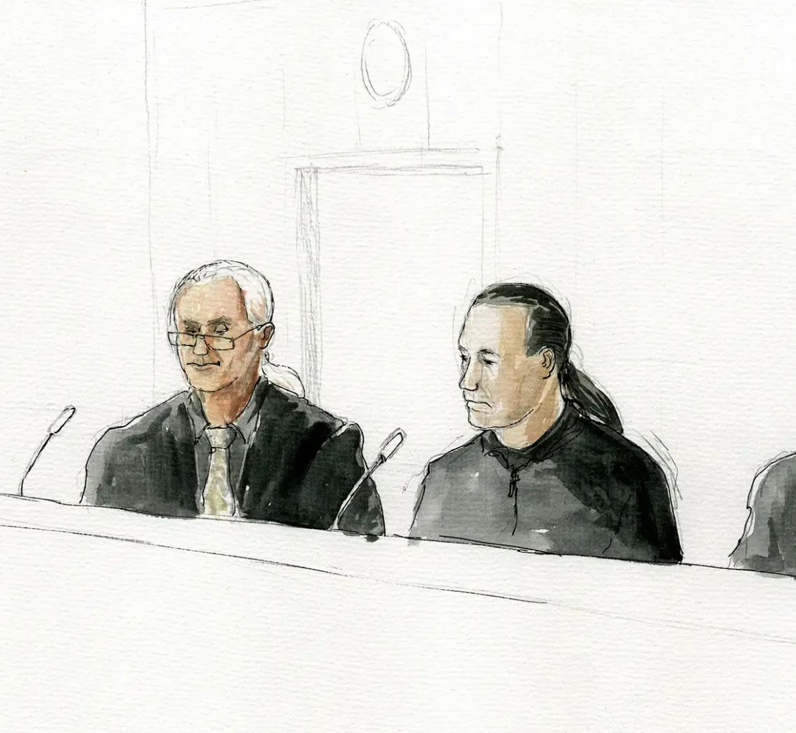 Gerichtszeichnung Hells Angels im Landgericht Koblenz, Angeklagter mit seinen Verteidigern - Gerichtszeichner Martin Burkhardt