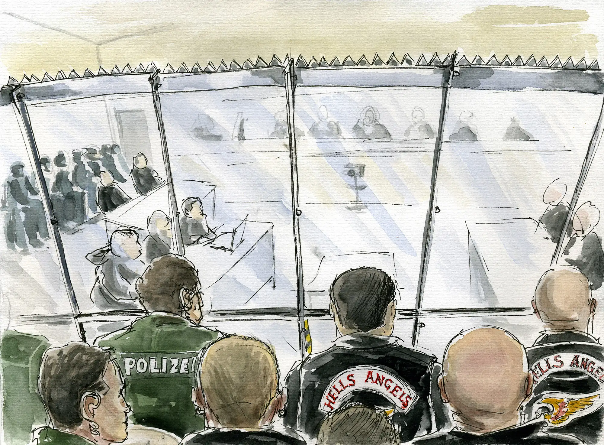 Gerichtszeichnung Rockermordprozess Kaiserslautern: Der Zuschauerraum mit Rockern und Polizeikräften, Panzerglas-Trennwand mit - Gerichtszeichner Martin BurkhardtStahldornen, im Hintergrund die Gerichtsverhandlung