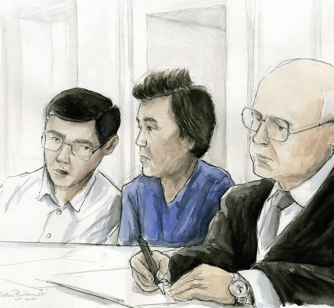 Gerichtszeichnung Mordprozess Karlsruhe 2011 - Angeklagter mit Anwalt und Dolmetscher - Gerichtszeichner Martin Burkhardt