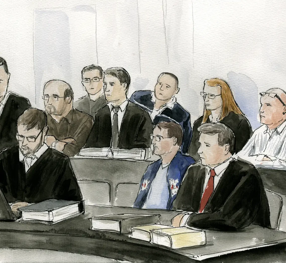 Gerichtszeichnung vom Prozess um Spritdiebstahl aus der MiRO Raffinerie in Karlsruhe - mehrere Angeklagte und ihre Anwälte - Gerichtszeichner Martin Burkhardt