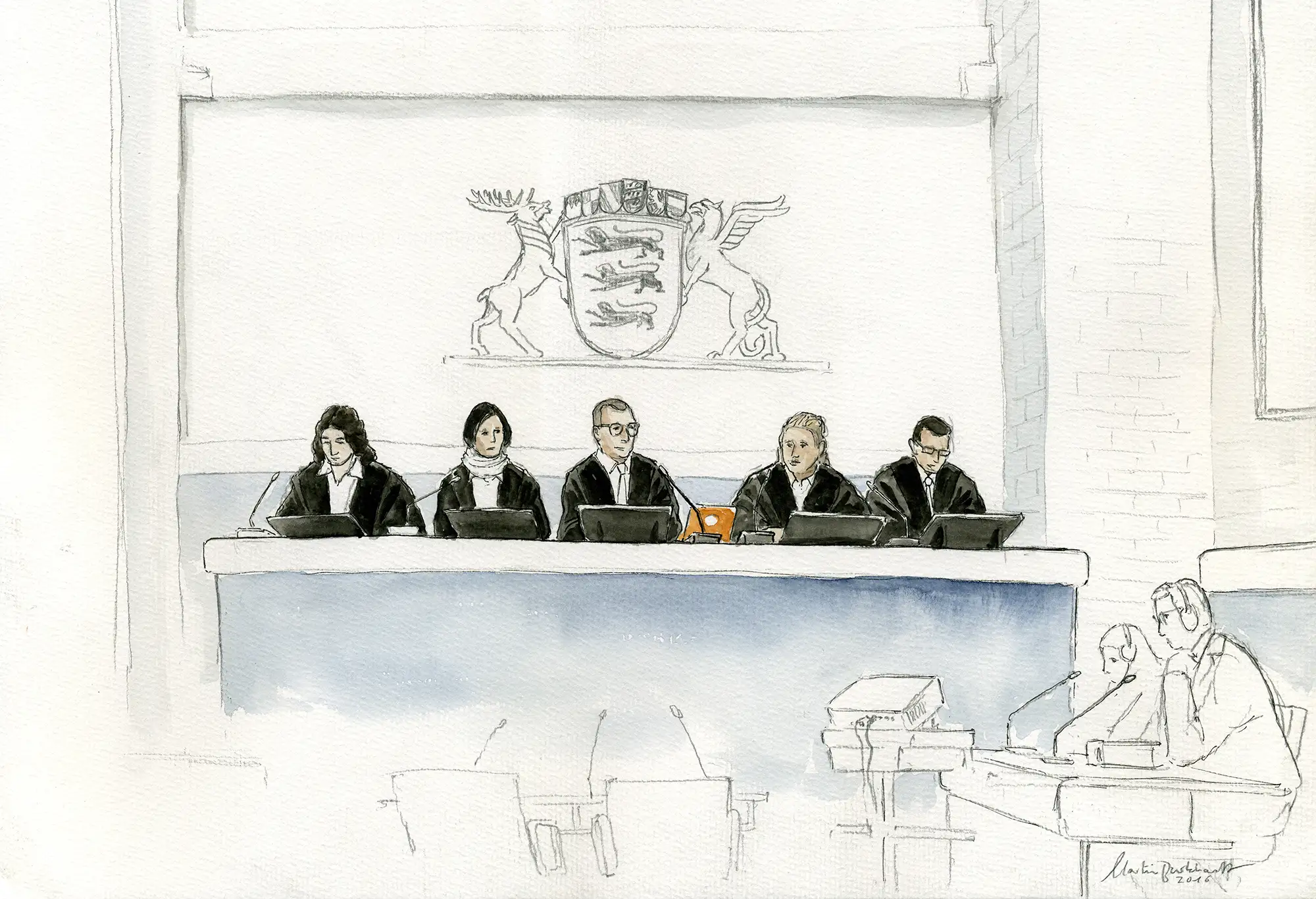Gerichtszeichnung in einem Terror-Prozess vorm OLG Stuttgart - Richterbank und Dolmetscher - Gerichtszeichner Martin Burkhardt