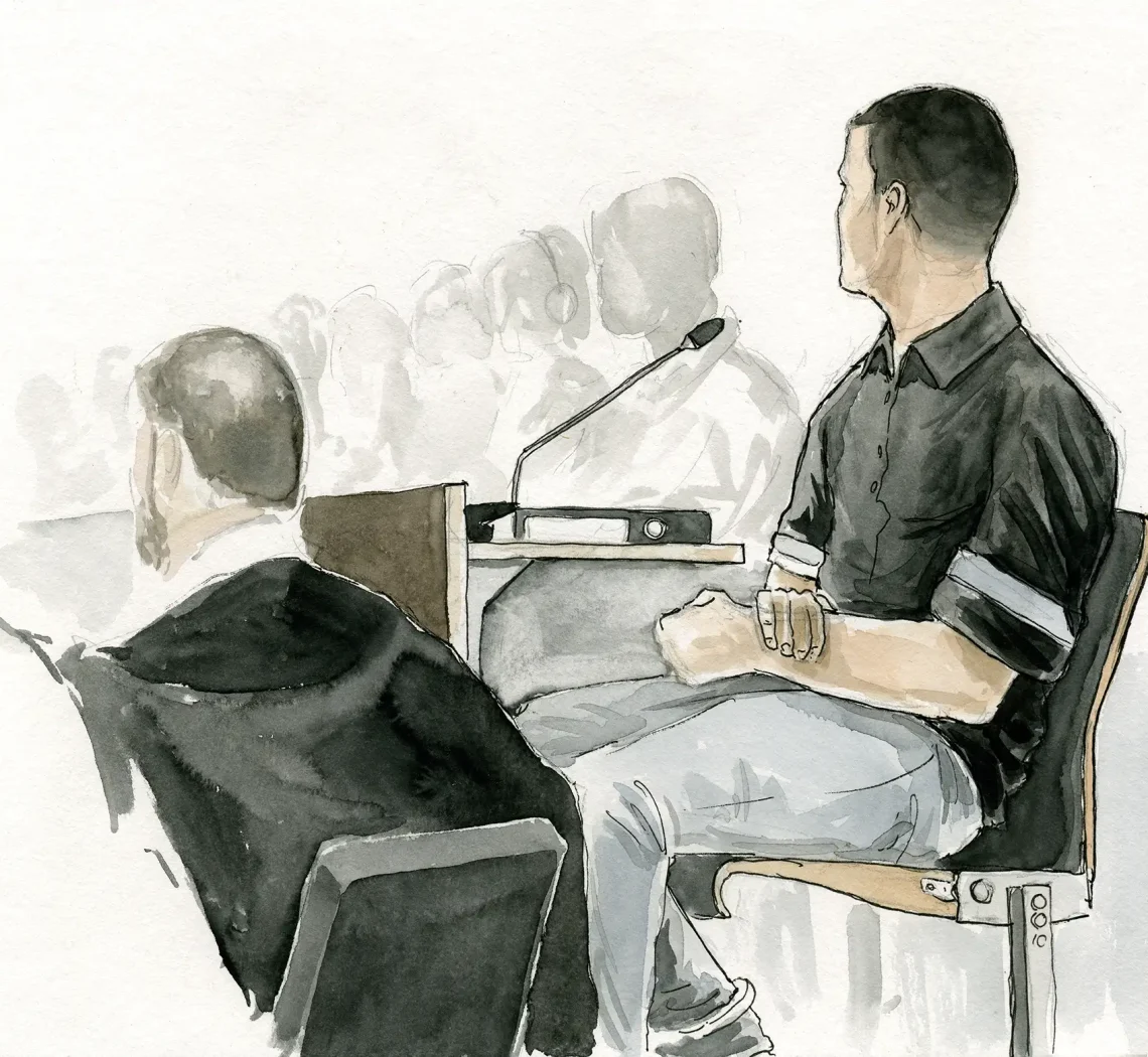 Gerichtszeichnung - Missbrauchsprozess Hans-Bunte-Areal - Angeklagter mit Anwalt - Gerichtszeichner Martin Burkhardt