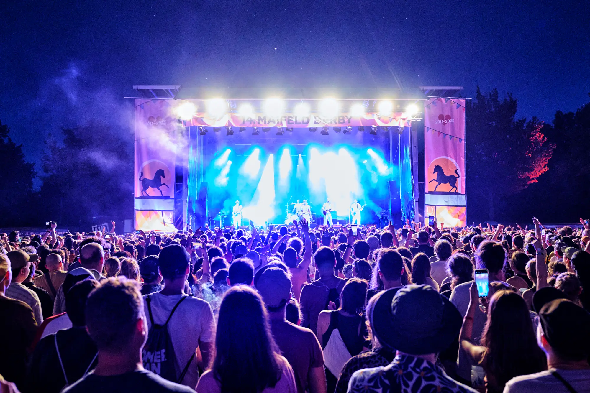 Maifeld Derby 2025: Kraftklub auf der Open Air Bühne - Foto: Florian Trykowski